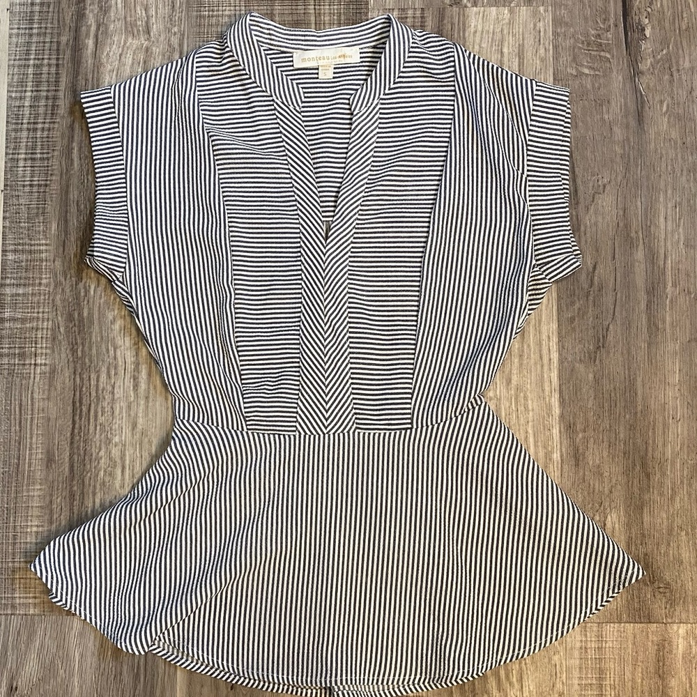 Adorable women’s size small blouse! Never worn!